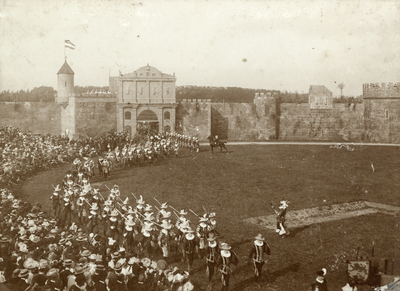 97203 Afbeelding van de aankomst van een groep uit de voorstelling Krijgsbedrijven en Volksleven van de Nederlanders in ...